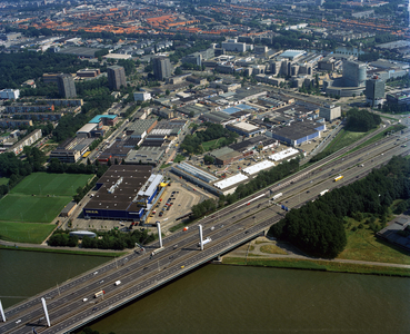 844648 Luchtfoto van de Woonboulevard (Zeelantlaan) te Utrecht, uit het zuidwesten. Op de voorgrond het ...